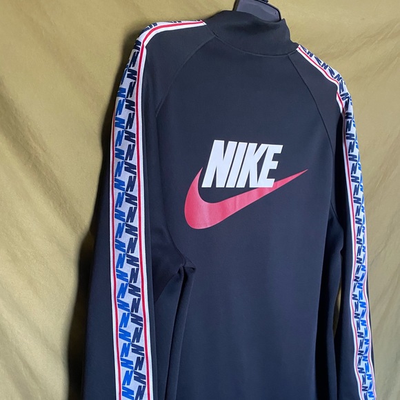 ✅ NIKE AUTHENTIC UNISEX LONG JACKET WITH N DESIGN ON SLEEVES ♥️ - Picture 2 of 13